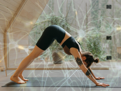 Frau macht Yoga im herabschauenden Hund mit ueberlagerten Nervenzellen im Bild.